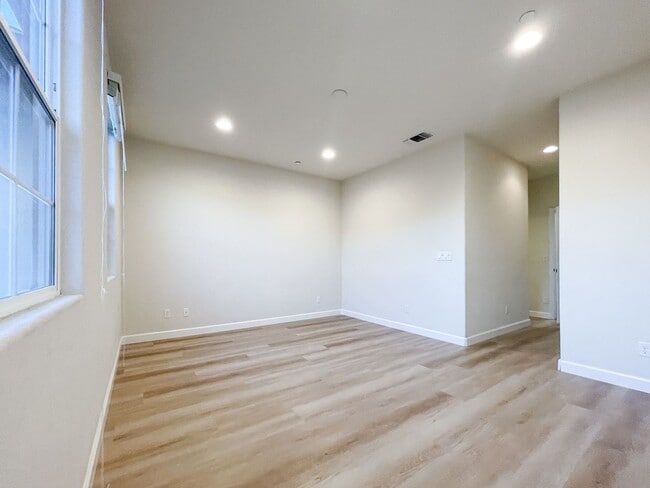 Building Photo - Modern Townhome Living in North San Jose – Attached 2-Car Garage