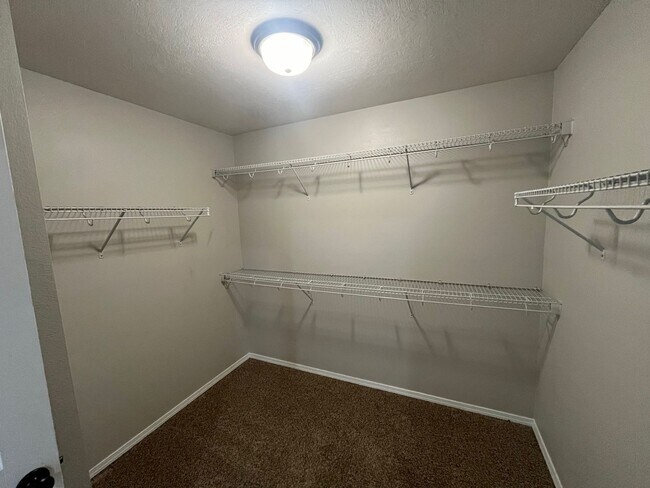 Building Photo - Beautiful 3-bedroom, 2-bath home in Republ...