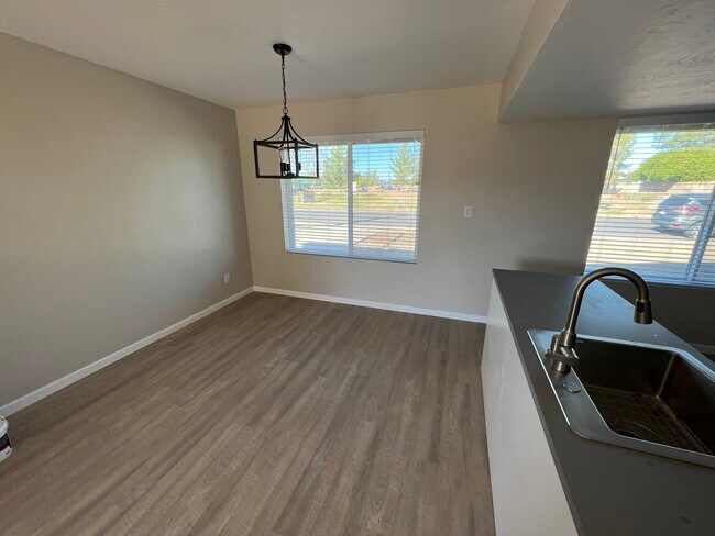 Building Photo - 2333 W Larkspur Dr
