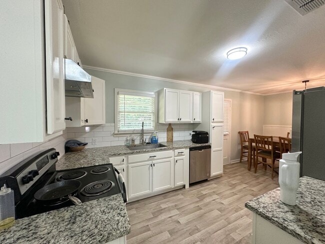 Building Photo - Updated 3-Bedroom Home Near TJC & Medical ...