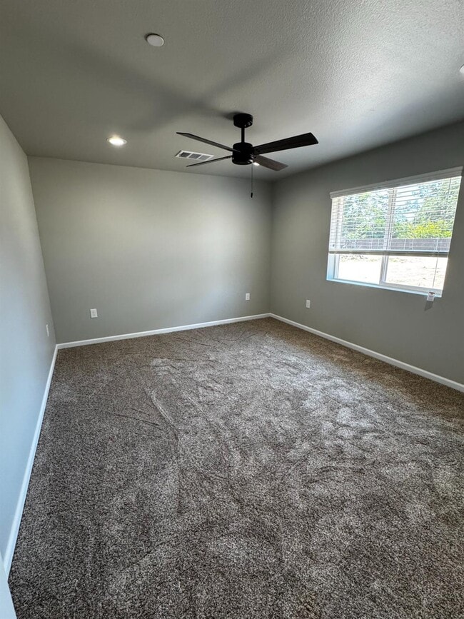 Building Photo - 4834 N Fruit Ave
