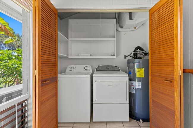 Building Photo - Pet Friendly Pearl City Townhouse with A/C