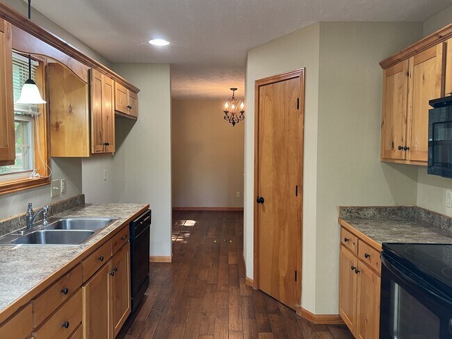 Building Photo - ***PRICE ADJUSTMENT - MOVE IN SPECIAL***