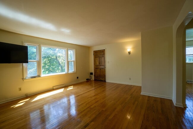Building Photo - Bright 1st Floor Flat With Garage and Back...
