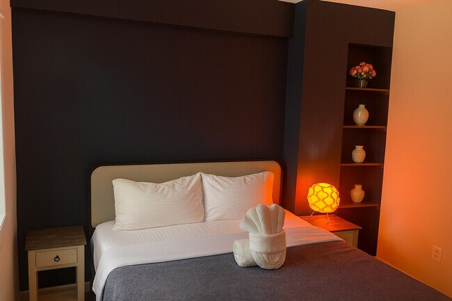 Building Photo - 1937 Woodford Rd