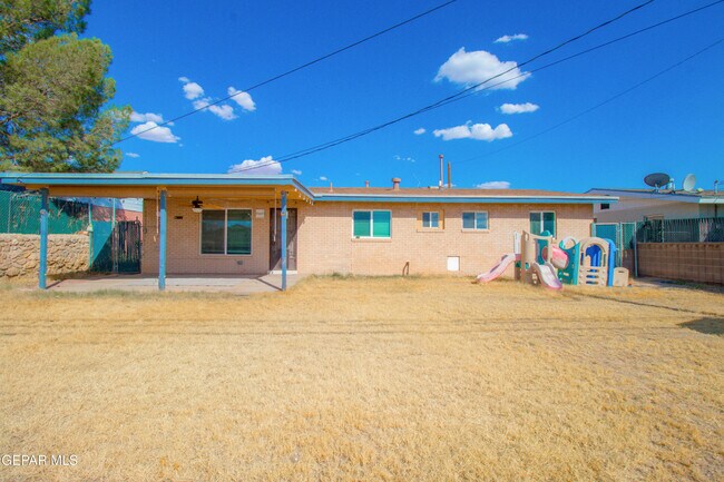 Building Photo - 451 Borrett St
