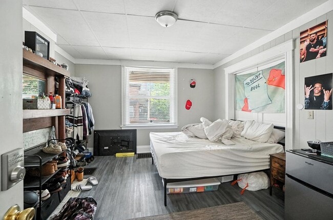 Building Photo - 6 bed/3.5 bath on Atkinson, Mins. from UC for Only $650/pp ($3900/mo)!