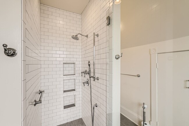 Building Photo - Queen Anne Home