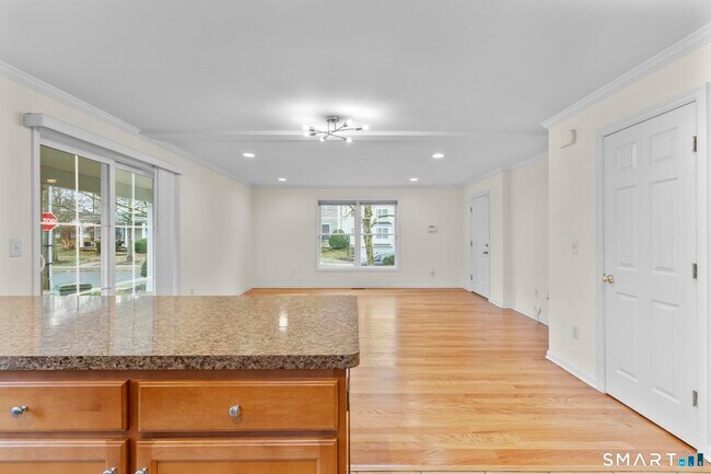 Building Photo - 15 W Main St