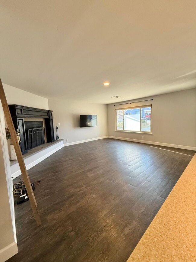 Building Photo - Beautiful 3 Bedroom 2 Bath Single Family Home AVAILABLE NOW!!