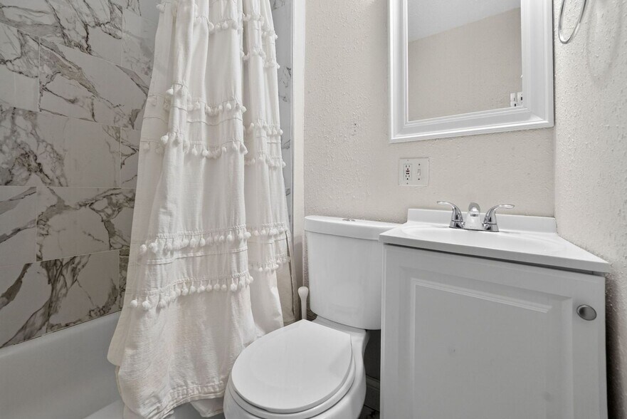 Building Photo - 2918 Sidney St