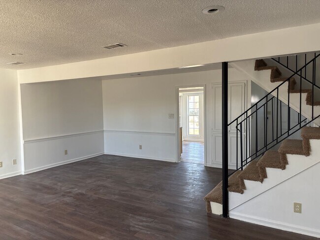 Building Photo - Spacious