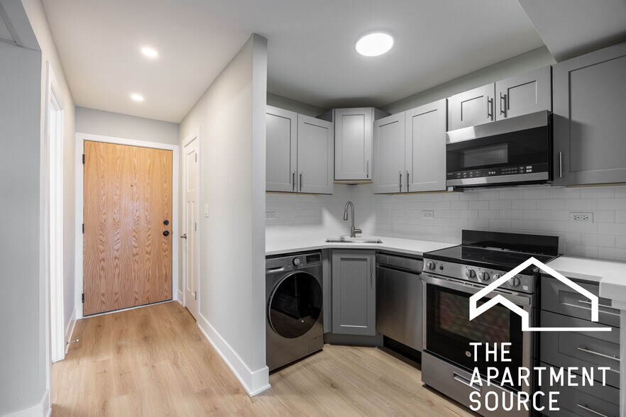 Building Photo - 1223 N La Salle Dr