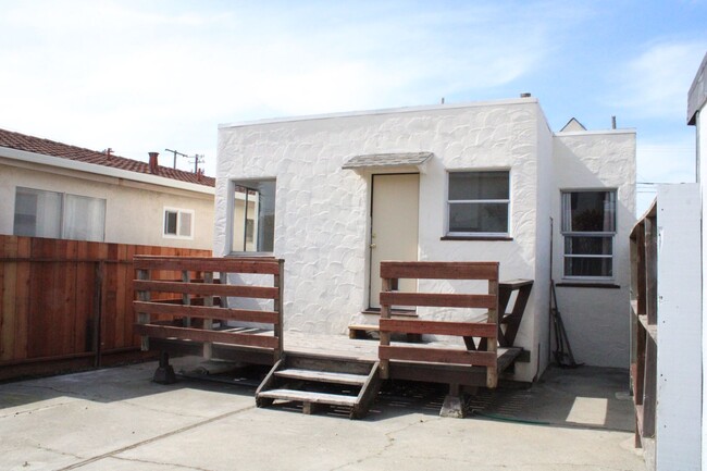 Building Photo - Cute Two Bedroom, One Bathroom House in Ri...