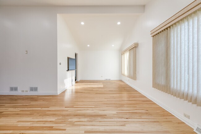 Building Photo - 8606 Lillibet Terrace