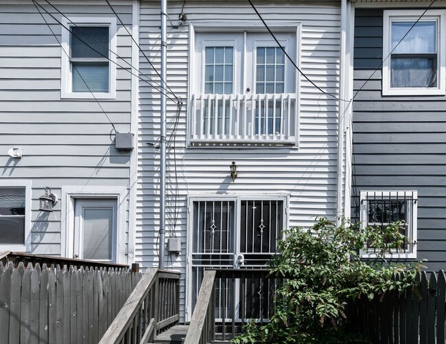 Building Photo - 1651 Gales St NE