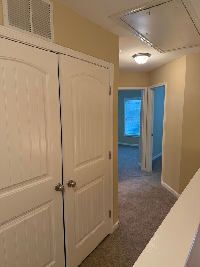 Building Photo - Gorgeous 3br/2.5 bath Townhome