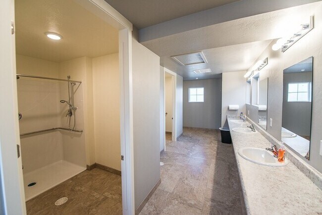 Building Photo - Townhome with 2-Car Garage!
