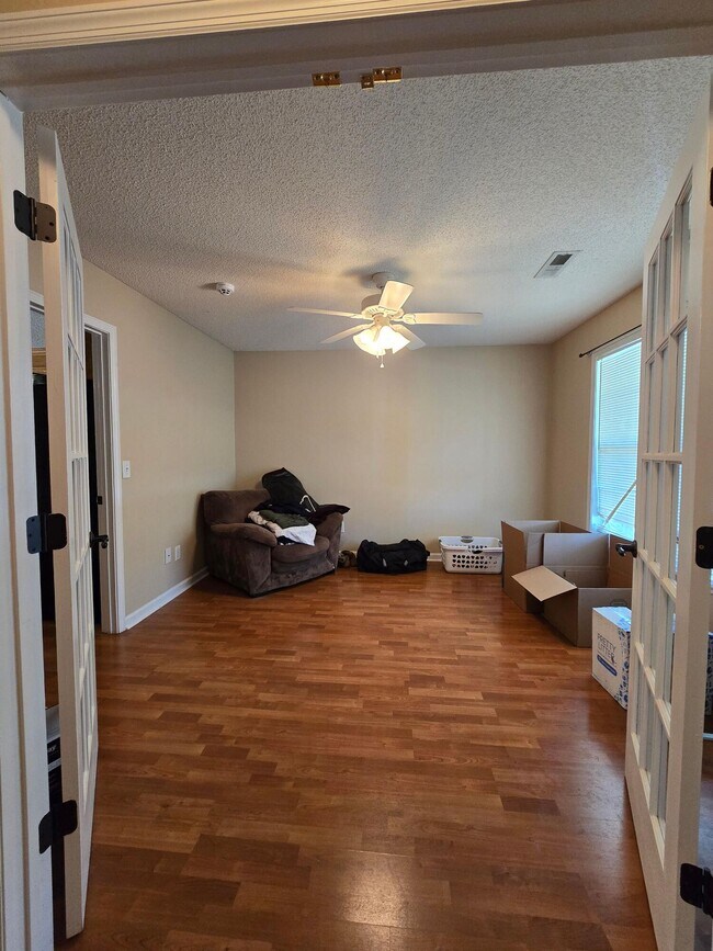 Building Photo - 3275 Oleander Dr