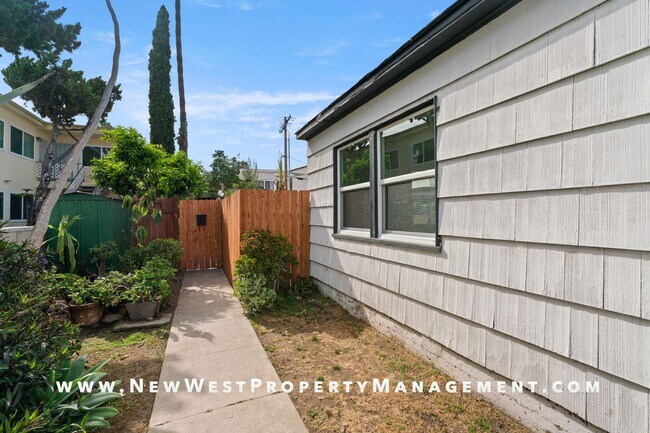 Building Photo - Recently Renovated University Heights 2 Bed 1 Bath with 2 off-street parking spaces! Pet OK!