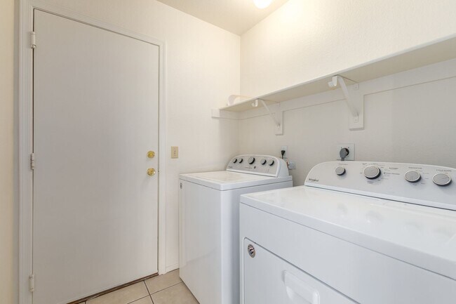 Building Photo - Spacious 3 Bed, 2 Bath Home in Peoria - Your Perfect Home Awaits!