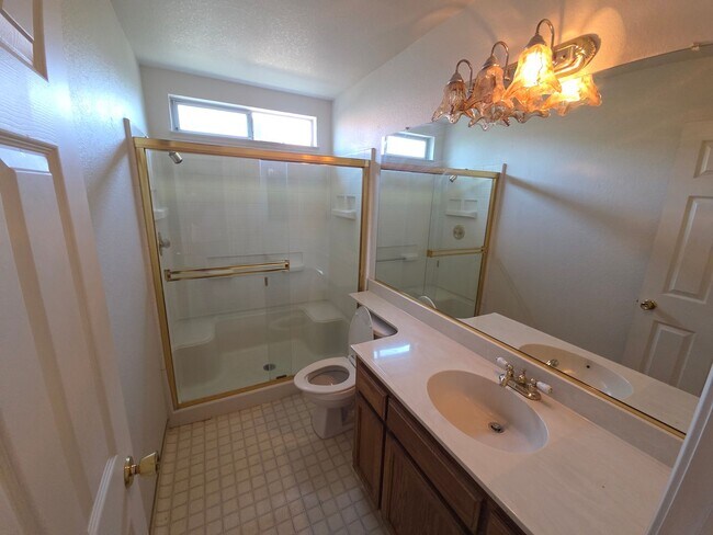 Building Photo - 3 bedroom/2bath home in quiet neighbothood