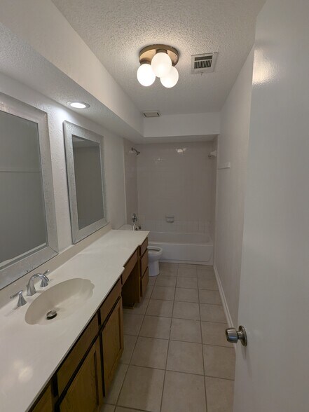 Building Photo - 2410 Cordoba Dr