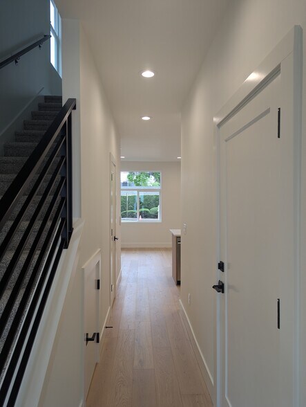 Building Photo - 5041 SE King Rd