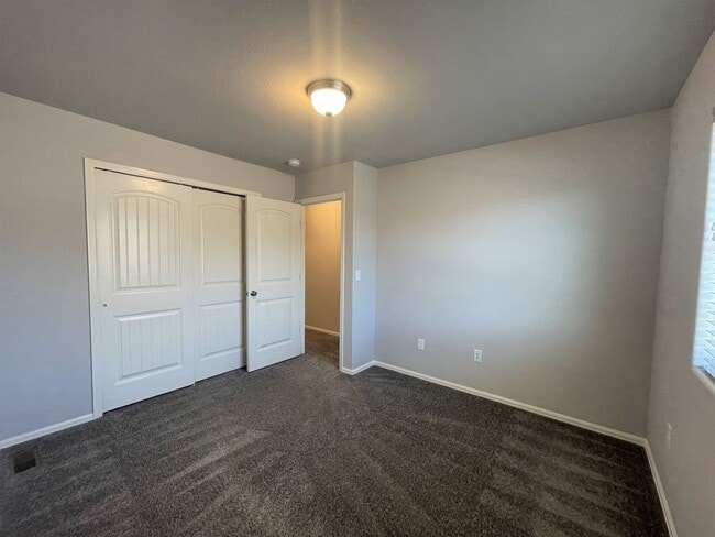 Building Photo - Townhome w/ 2 car garage, A/C-Newer, Low Maintance, & Conviniently Located