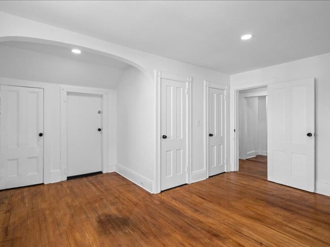 Building Photo - Spacious Pet Friendly 4 Bedroom Rental in ...