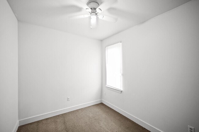 Building Photo - 635 E Azalea Ave