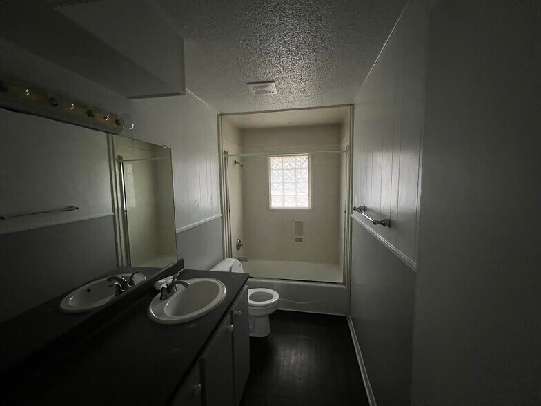 Building Photo - 512 1st St