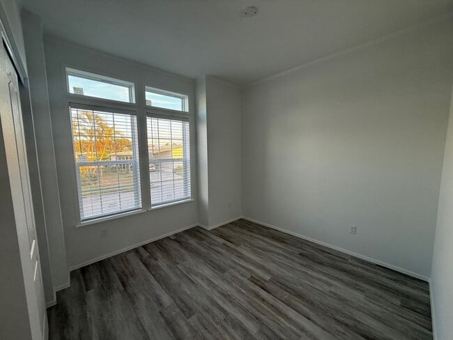 Building Photo - 362 Tahitian Dr