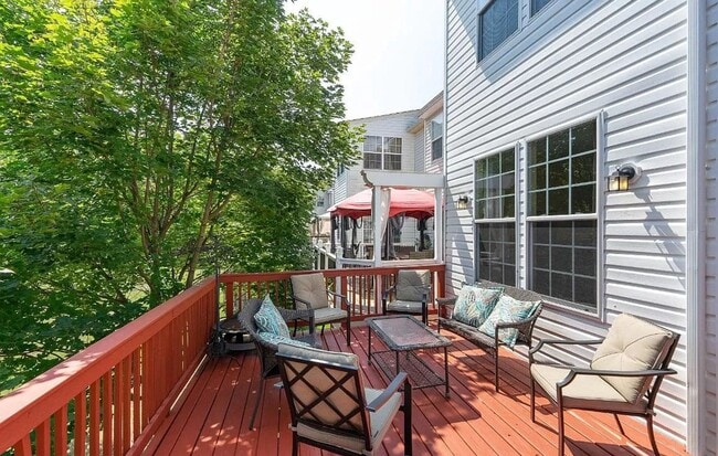 Building Photo - 3 level End Unit townhouse w/bump out in B...