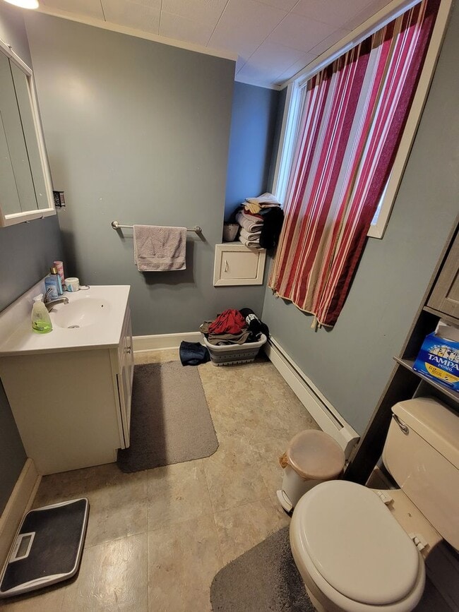 Building Photo - AVAILABLE JUNE - 3 Bed, 1 Bath Updated Home!