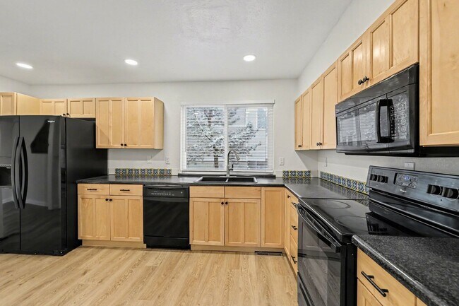 Building Photo - Spacious 2Bed/2.5Bath Townhouse in Central Denver