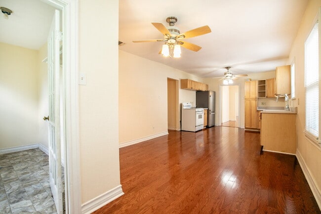 Building Photo - 3br / 2ba house in Woodlawn terrace, close...