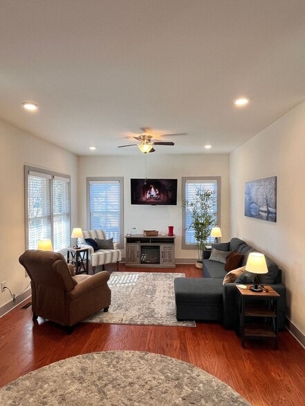 Building Photo - 420 Veritas St