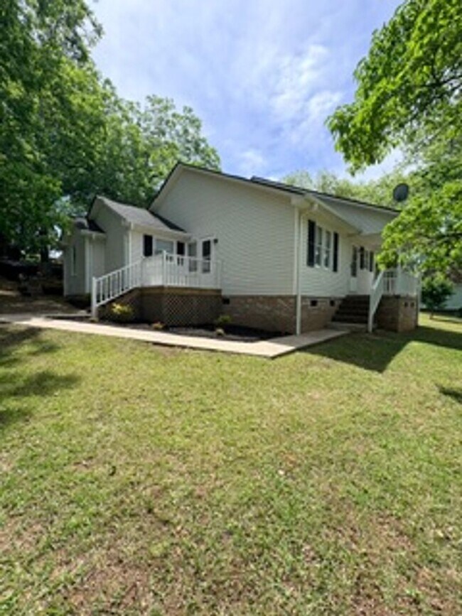 Building Photo - Totally Renovated Bungalow Located in Quiet Neighborhood Yet Close to Everything!