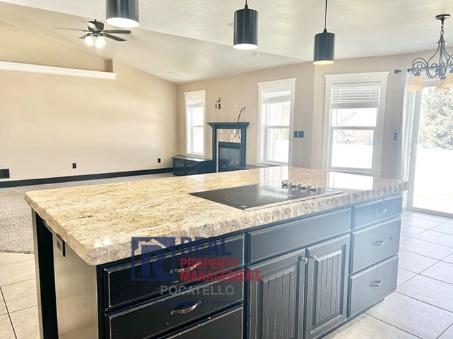 Building Photo - Beautiful - Elegant - 5 Bedrooms - 3 Car -...