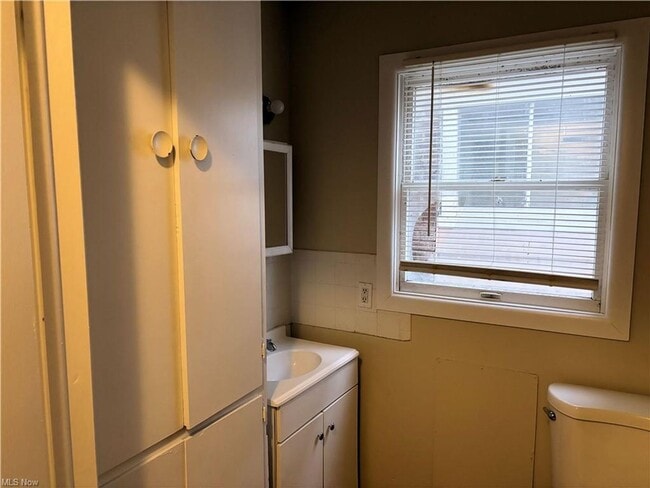 Building Photo - Charming 5-bedroom, 2-bathroom house locat...