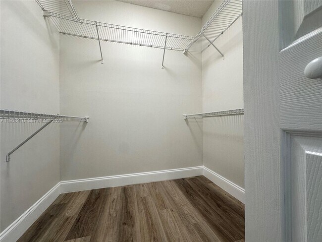 Building Photo - 403 Lakeview Dr