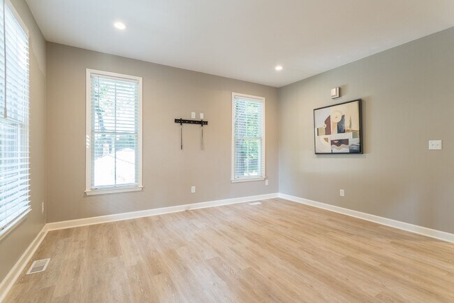 Building Photo - 200 Howell St