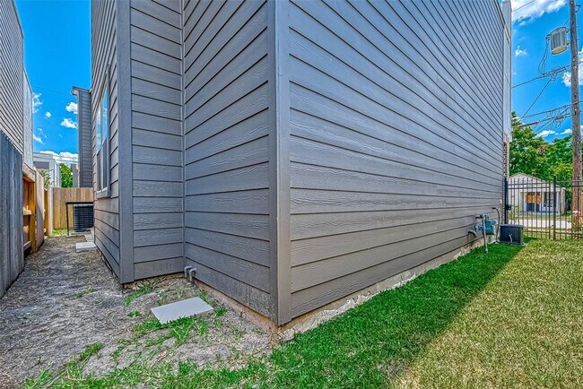 Building Photo - 1806 Schweikhardt St