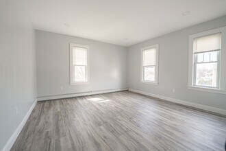 Building Photo - 194 N Chestnut St