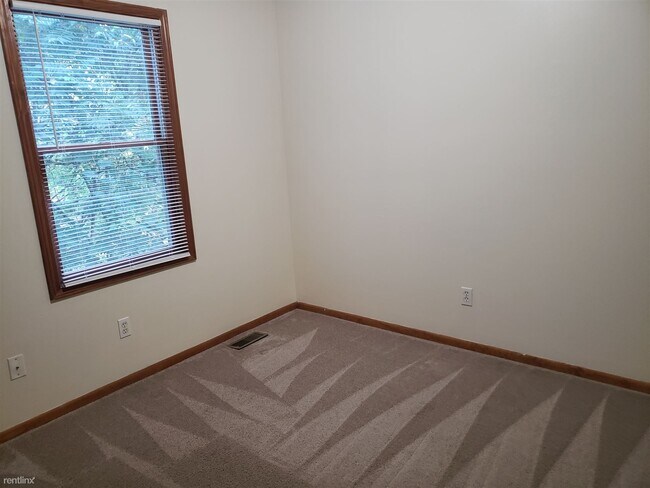 Building Photo - 3 br, 1.5 bath Duplex - 166 Lamoreaux Dr N...