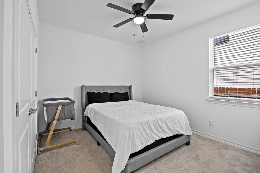Building Photo - Room in House on Doodle Ln