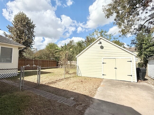 Building Photo - 813 Gale St