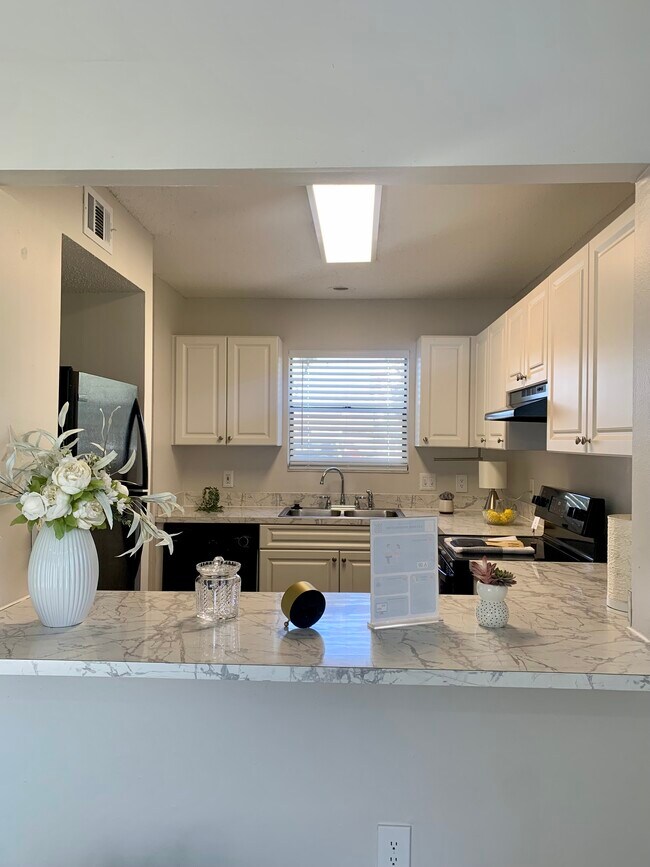 Building Photo - 2558 W Bird St