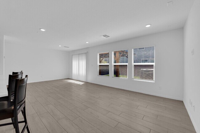 Building Photo - Don't miss out on this beautiful three-bed...